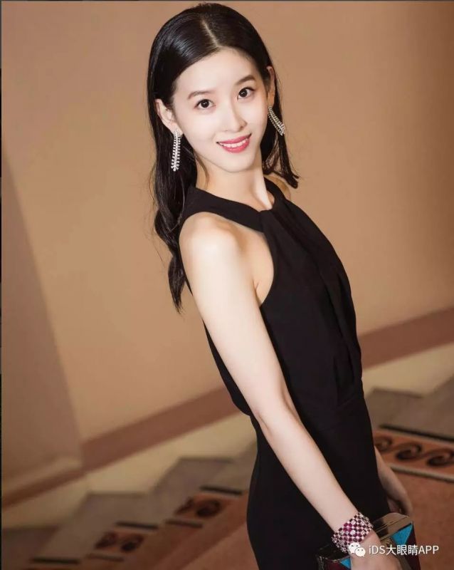 奶茶妹妹亮相時裝周狂撒狗糧，白到發(fā)光！！