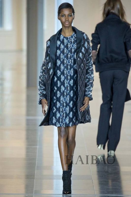 城市森林的朝圣之旅！Antonio Berardi 2015秋冬女裝秀，海報(bào)網(wǎng)帶你回顧2015秋冬倫敦時(shí)裝周