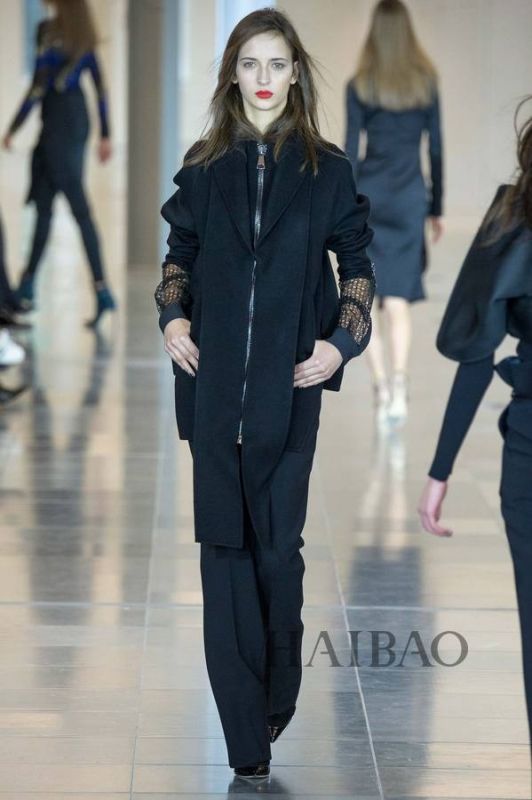城市森林的朝圣之旅！Antonio Berardi 2015秋冬女裝秀，海報(bào)網(wǎng)帶你回顧2015秋冬倫敦時(shí)裝周