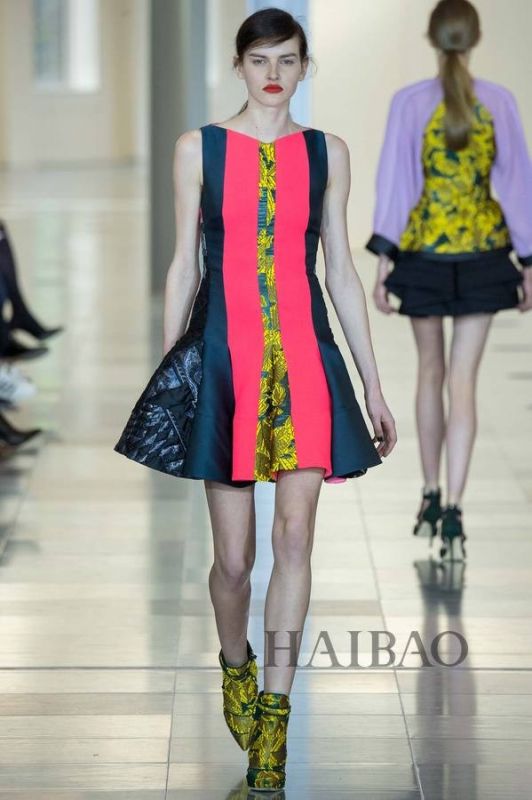 城市森林的朝圣之旅！Antonio Berardi 2015秋冬女裝秀，海報(bào)網(wǎng)帶你回顧2015秋冬倫敦時(shí)裝周