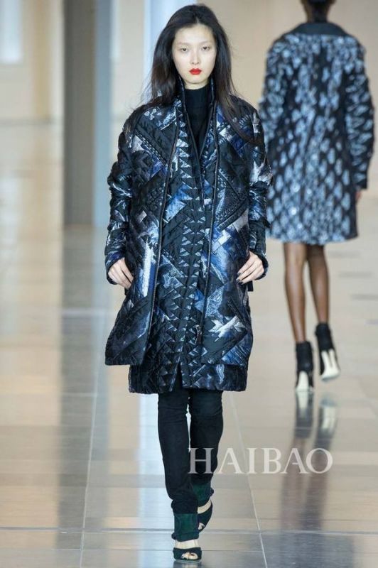 城市森林的朝圣之旅！Antonio Berardi 2015秋冬女裝秀，海報(bào)網(wǎng)帶你回顧2015秋冬倫敦時(shí)裝周