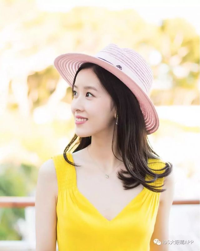 奶茶妹妹亮相時裝周狂撒狗糧，白到發(fā)光??！