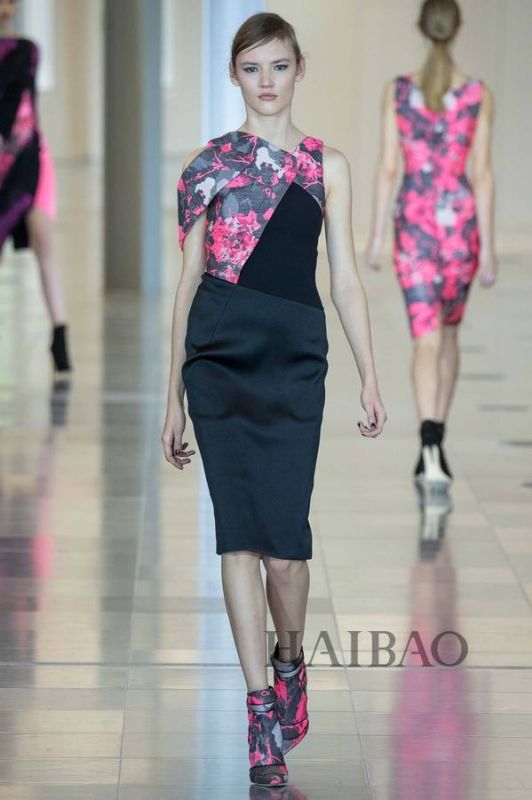 城市森林的朝圣之旅！Antonio Berardi 2015秋冬女裝秀，海報(bào)網(wǎng)帶你回顧2015秋冬倫敦時(shí)裝周