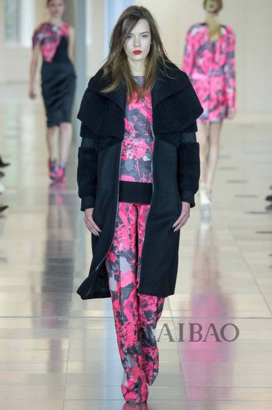 城市森林的朝圣之旅！Antonio Berardi 2015秋冬女裝秀，海報(bào)網(wǎng)帶你回顧2015秋冬倫敦時(shí)裝周
