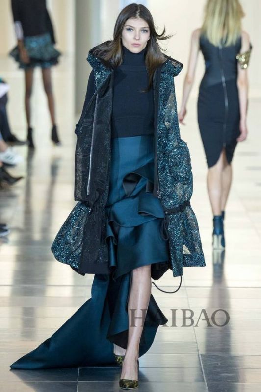 城市森林的朝圣之旅！Antonio Berardi 2015秋冬女裝秀，海報(bào)網(wǎng)帶你回顧2015秋冬倫敦時(shí)裝周