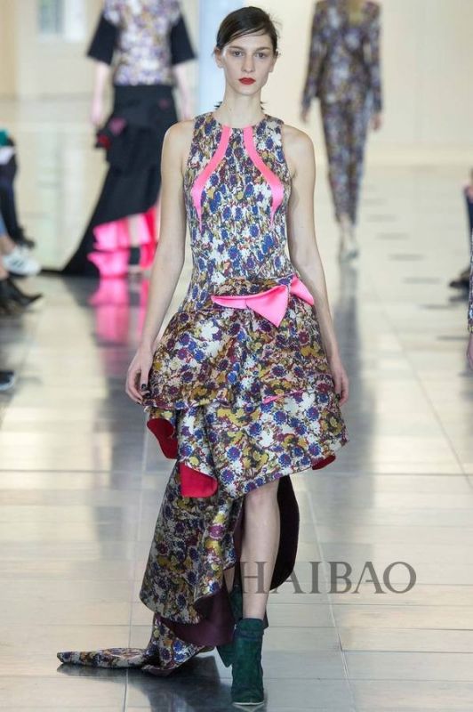 城市森林的朝圣之旅！Antonio Berardi 2015秋冬女裝秀，海報(bào)網(wǎng)帶你回顧2015秋冬倫敦時(shí)裝周