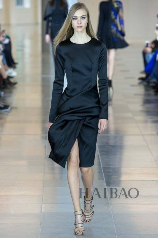 城市森林的朝圣之旅！Antonio Berardi 2015秋冬女裝秀，海報(bào)網(wǎng)帶你回顧2015秋冬倫敦時(shí)裝周