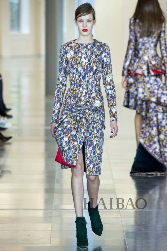 城市森林的朝圣之旅！Antonio Berardi 2015秋冬女裝秀，海報(bào)網(wǎng)帶你回顧2015秋冬倫敦時(shí)裝周