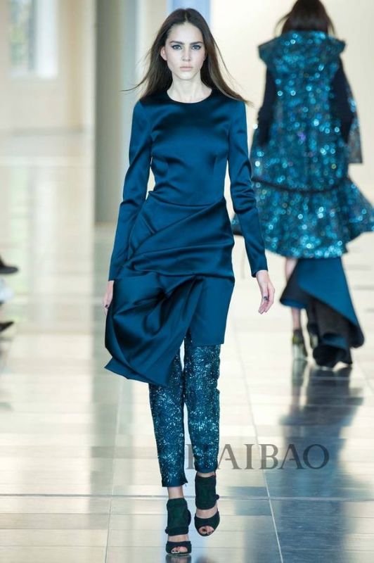 城市森林的朝圣之旅！Antonio Berardi 2015秋冬女裝秀，海報(bào)網(wǎng)帶你回顧2015秋冬倫敦時(shí)裝周
