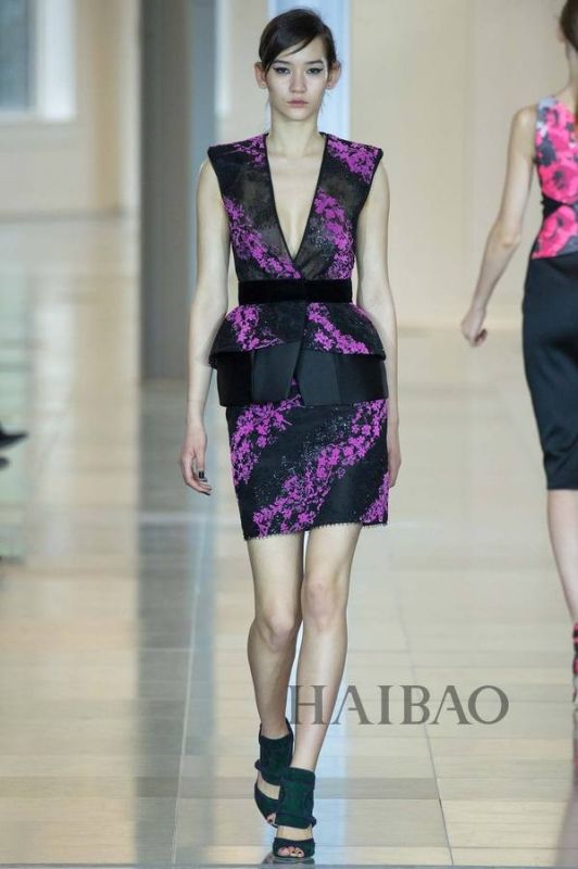 城市森林的朝圣之旅！Antonio Berardi 2015秋冬女裝秀，海報(bào)網(wǎng)帶你回顧2015秋冬倫敦時(shí)裝周