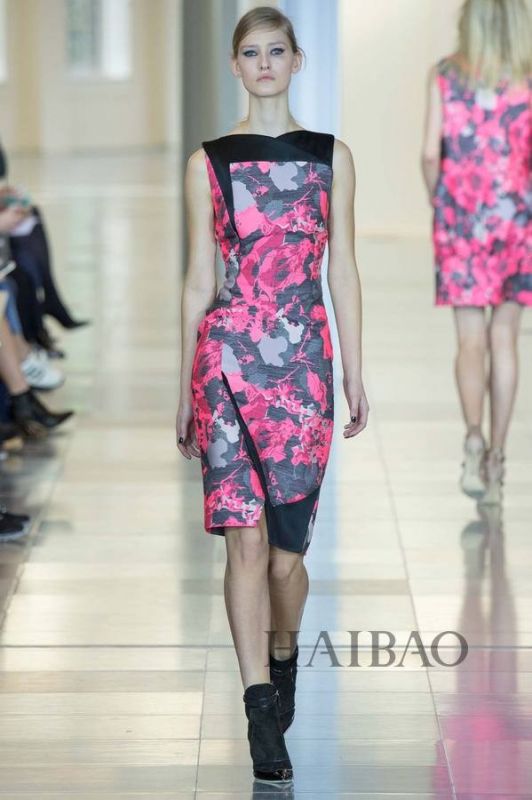 城市森林的朝圣之旅！Antonio Berardi 2015秋冬女裝秀，海報(bào)網(wǎng)帶你回顧2015秋冬倫敦時(shí)裝周