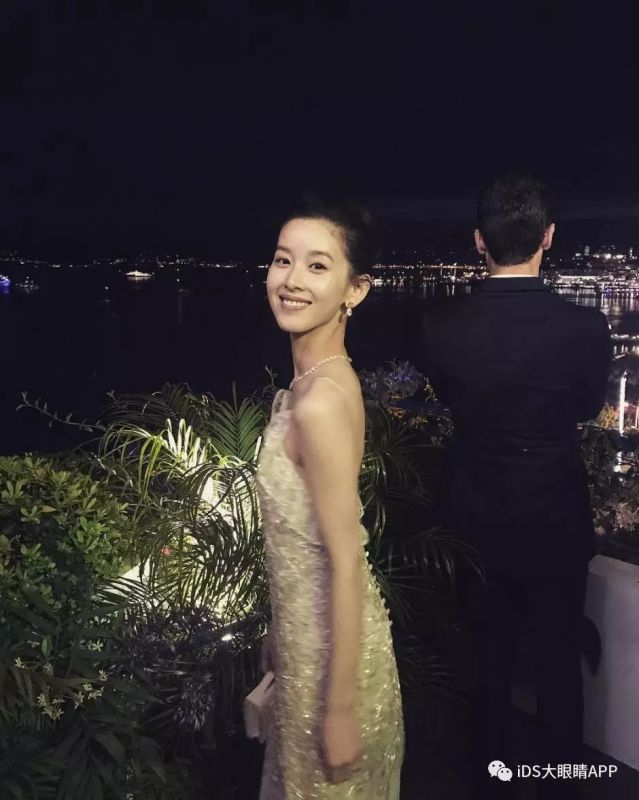 奶茶妹妹亮相時裝周狂撒狗糧，白到發(fā)光??！