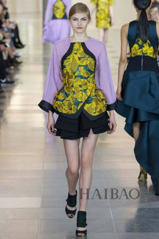 城市森林的朝圣之旅！Antonio Berardi 2015秋冬女裝秀，海報(bào)網(wǎng)帶你回顧2015秋冬倫敦時(shí)裝周