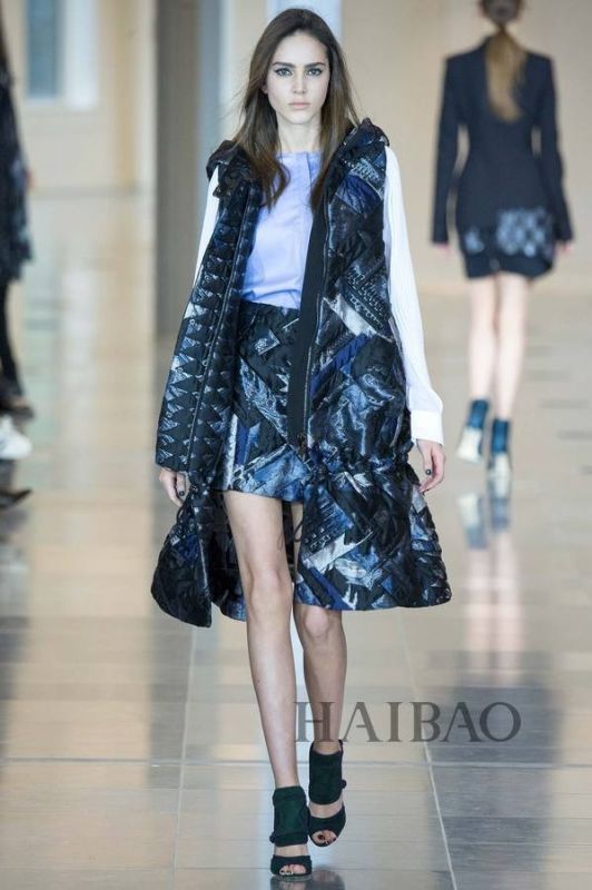 城市森林的朝圣之旅！Antonio Berardi 2015秋冬女裝秀，海報(bào)網(wǎng)帶你回顧2015秋冬倫敦時(shí)裝周