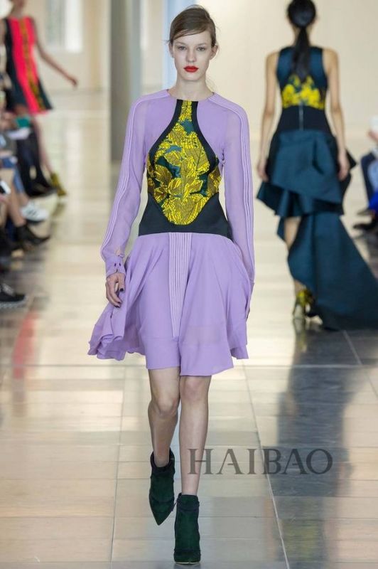 城市森林的朝圣之旅！Antonio Berardi 2015秋冬女裝秀，海報(bào)網(wǎng)帶你回顧2015秋冬倫敦時(shí)裝周