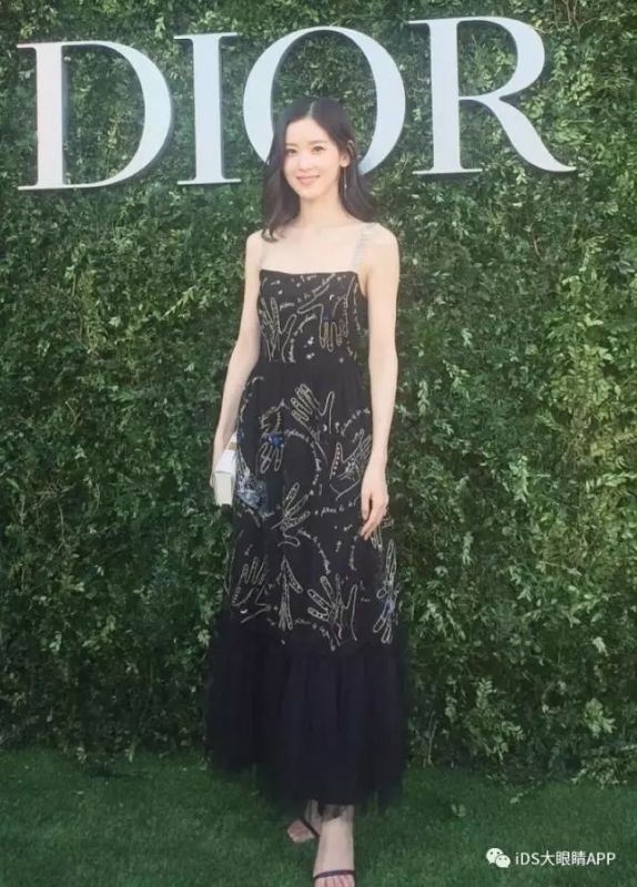 奶茶妹妹亮相時裝周狂撒狗糧，白到發(fā)光?。? style=