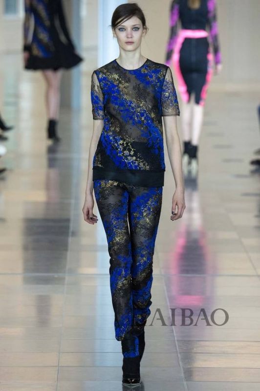 城市森林的朝圣之旅！Antonio Berardi 2015秋冬女裝秀，海報(bào)網(wǎng)帶你回顧2015秋冬倫敦時(shí)裝周