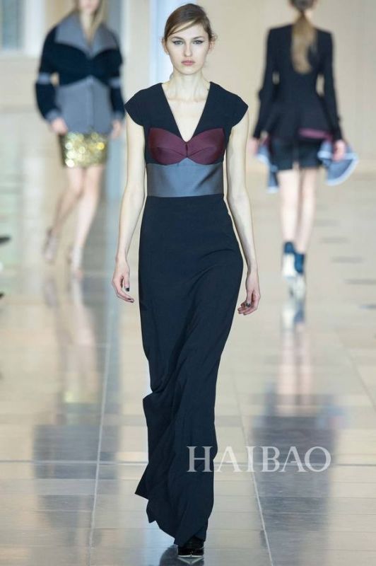 城市森林的朝圣之旅！Antonio Berardi 2015秋冬女裝秀，海報(bào)網(wǎng)帶你回顧2015秋冬倫敦時(shí)裝周