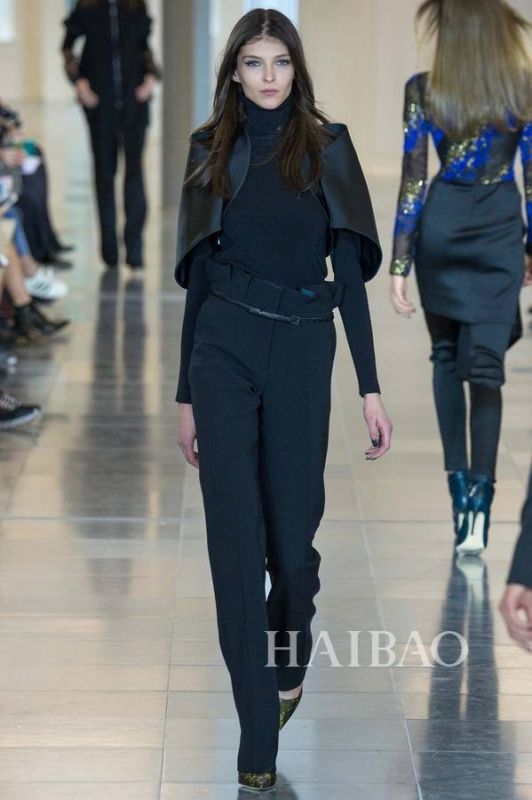 城市森林的朝圣之旅！Antonio Berardi 2015秋冬女裝秀，海報(bào)網(wǎng)帶你回顧2015秋冬倫敦時(shí)裝周
