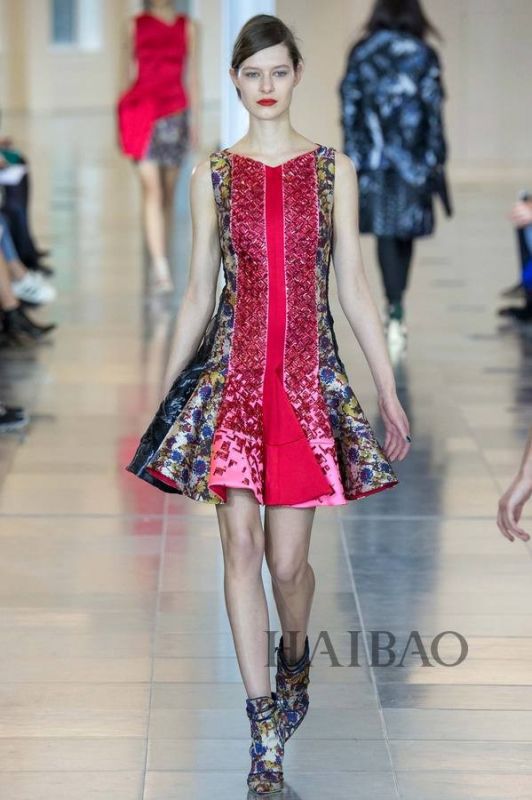 城市森林的朝圣之旅！Antonio Berardi 2015秋冬女裝秀，海報(bào)網(wǎng)帶你回顧2015秋冬倫敦時(shí)裝周