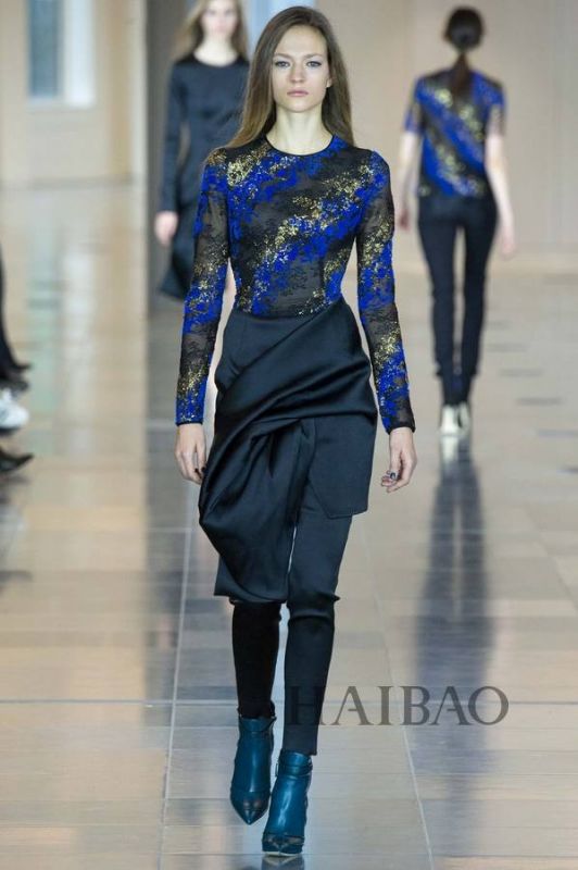 城市森林的朝圣之旅！Antonio Berardi 2015秋冬女裝秀，海報(bào)網(wǎng)帶你回顧2015秋冬倫敦時(shí)裝周