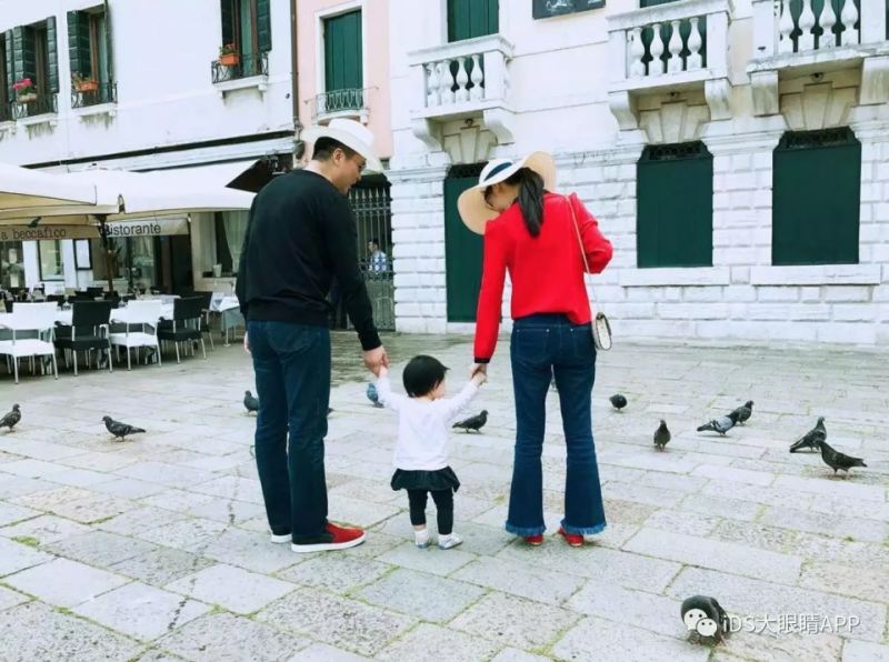 奶茶妹妹亮相時裝周狂撒狗糧，白到發(fā)光！！