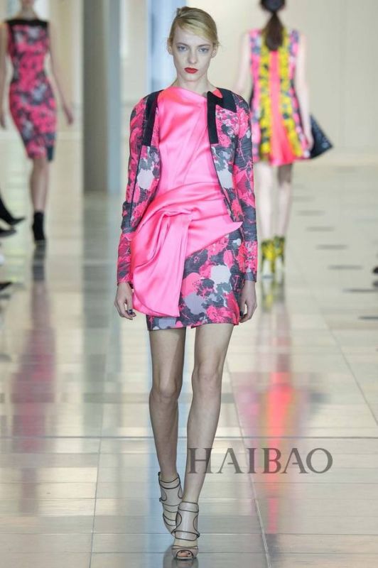 城市森林的朝圣之旅！Antonio Berardi 2015秋冬女裝秀，海報(bào)網(wǎng)帶你回顧2015秋冬倫敦時(shí)裝周
