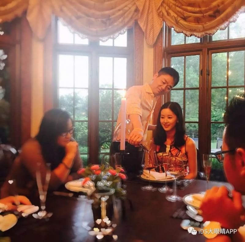 奶茶妹妹亮相時裝周狂撒狗糧，白到發(fā)光?。? style=