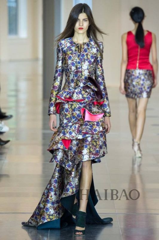 城市森林的朝圣之旅！Antonio Berardi 2015秋冬女裝秀，海報(bào)網(wǎng)帶你回顧2015秋冬倫敦時(shí)裝周