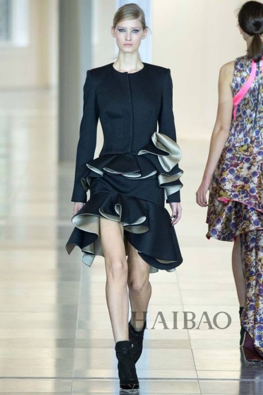 城市森林的朝圣之旅！Antonio Berardi 2015秋冬女裝秀，海報(bào)網(wǎng)帶你回顧2015秋冬倫敦時(shí)裝周