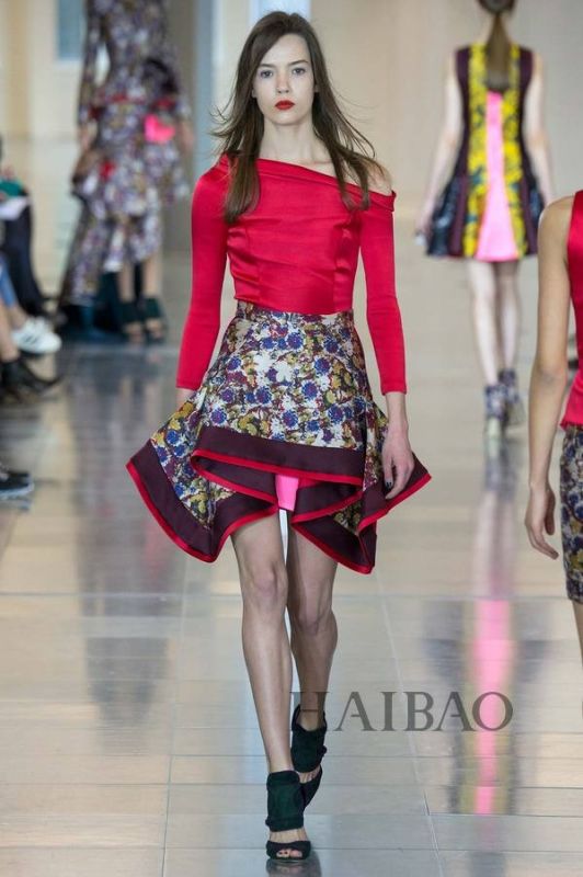 城市森林的朝圣之旅！Antonio Berardi 2015秋冬女裝秀，海報(bào)網(wǎng)帶你回顧2015秋冬倫敦時(shí)裝周
