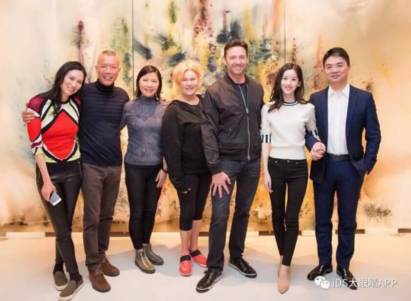 奶茶妹妹亮相時裝周狂撒狗糧，白到發(fā)光！！