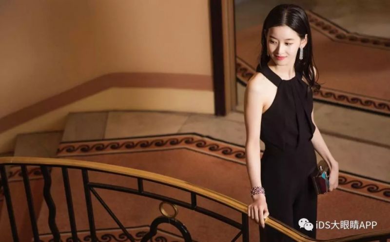 奶茶妹妹亮相時裝周狂撒狗糧，白到發(fā)光??！