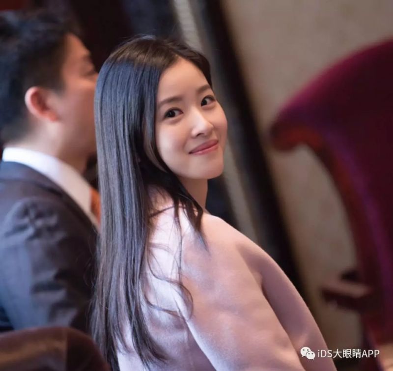 奶茶妹妹亮相時裝周狂撒狗糧，白到發(fā)光??！