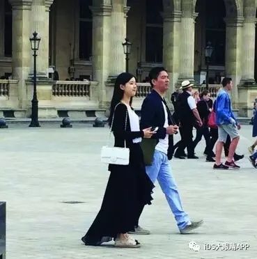 奶茶妹妹亮相時裝周狂撒狗糧，白到發(fā)光！！