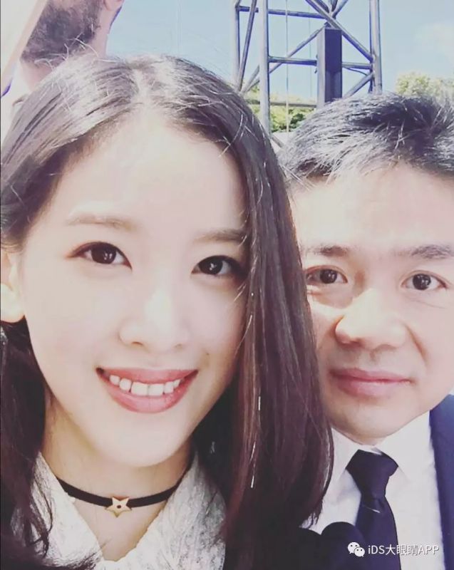 奶茶妹妹亮相時裝周狂撒狗糧，白到發(fā)光！！