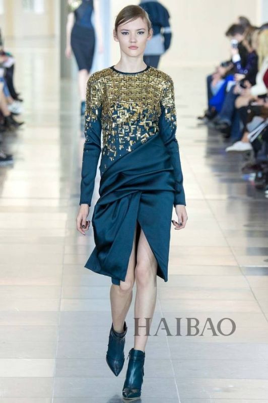 城市森林的朝圣之旅！Antonio Berardi 2015秋冬女裝秀，海報(bào)網(wǎng)帶你回顧2015秋冬倫敦時(shí)裝周