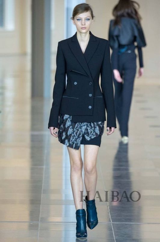 城市森林的朝圣之旅！Antonio Berardi 2015秋冬女裝秀，海報(bào)網(wǎng)帶你回顧2015秋冬倫敦時(shí)裝周