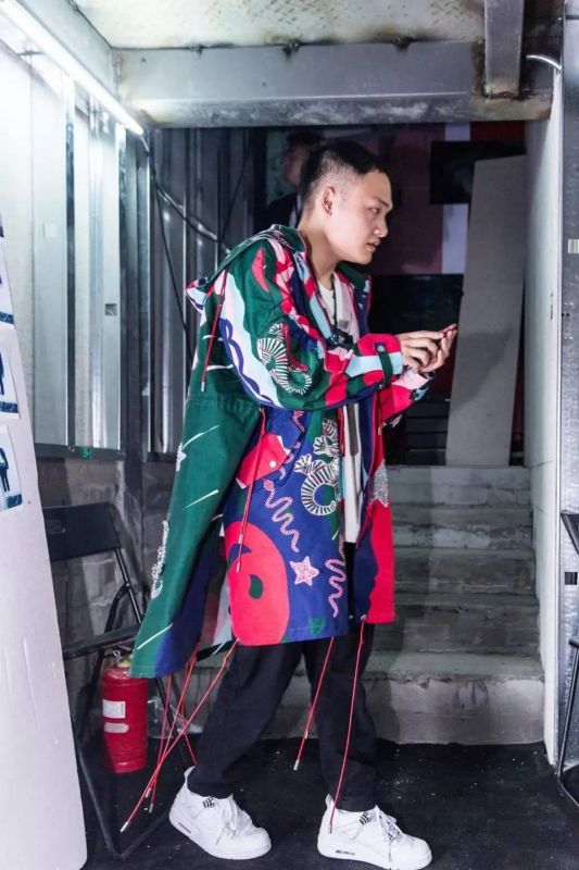 小白鞋見多了，但帶著籃球元素跑進(jìn)時(shí)裝還是第一次