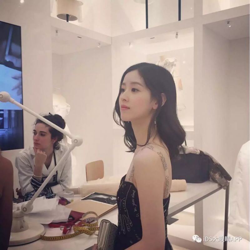 奶茶妹妹亮相時裝周狂撒狗糧，白到發(fā)光！！