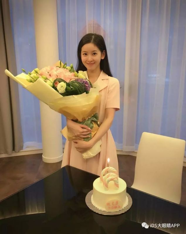 奶茶妹妹亮相時裝周狂撒狗糧，白到發(fā)光?。? style=