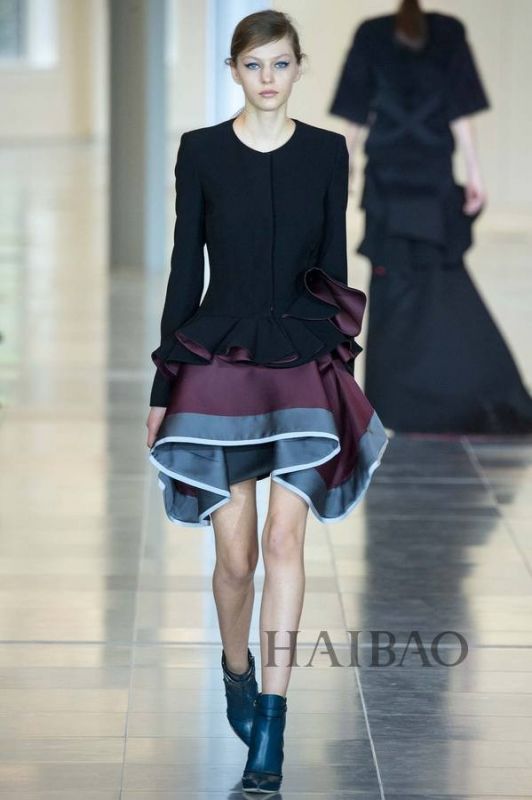 城市森林的朝圣之旅！Antonio Berardi 2015秋冬女裝秀，海報(bào)網(wǎng)帶你回顧2015秋冬倫敦時(shí)裝周