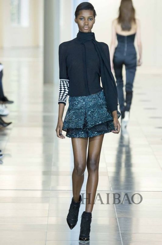 城市森林的朝圣之旅！Antonio Berardi 2015秋冬女裝秀，海報(bào)網(wǎng)帶你回顧2015秋冬倫敦時(shí)裝周