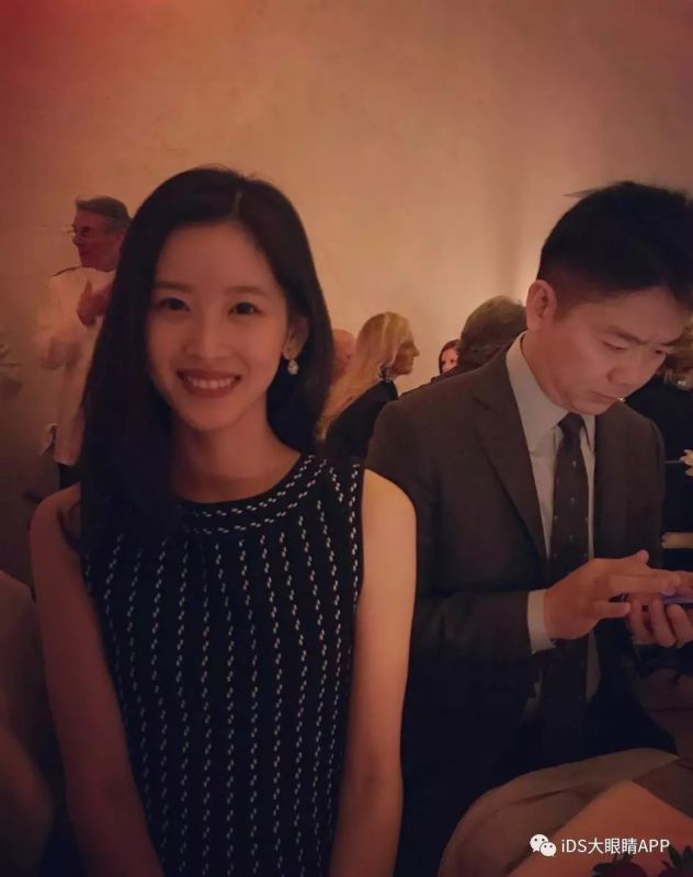 奶茶妹妹亮相時裝周狂撒狗糧，白到發(fā)光！！